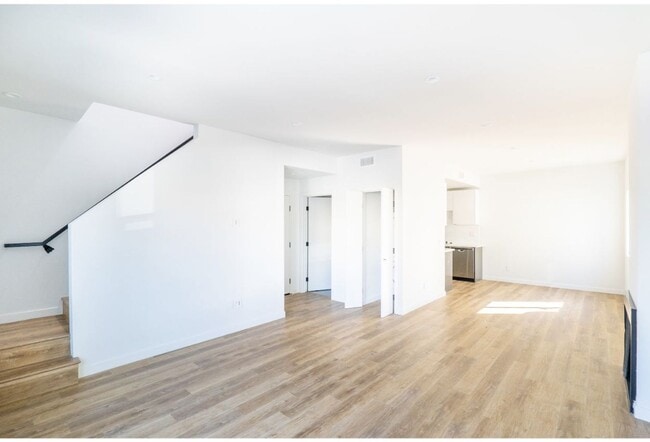6120 Eleanor Ave in Los Angeles, CA - Foto de edificio - Building Photo