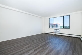 7 Lake St in White Plains, NY - Building Photo - Building Photo