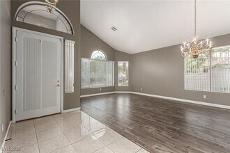 1001 Eaglewood Dr in Las Vegas, NV - Building Photo - Building Photo