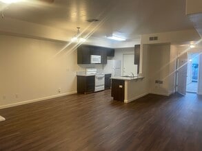 1237 W Spruce Ave, Unit 1237 in Fresno, CA - Foto de edificio - Building Photo