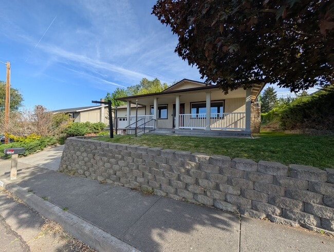 2205 SW Perkins Ave in Pendleton, OR - Building Photo - Building Photo