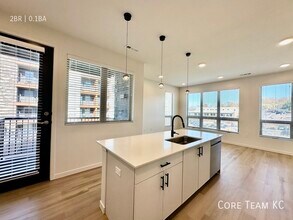 6551 Rockhill Rd in Kansas City, MO - Foto de edificio - Building Photo