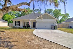 404 Talmadge Rd in Allenhurst, GA - Building Photo