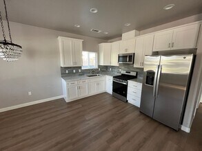 1135 W Baker St in Porterville, CA - Foto de edificio - Building Photo