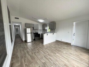 1050 W 7th St in Riviera Beach, FL - Building Photo - Building Photo