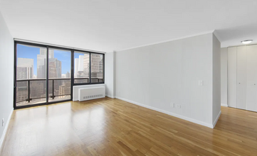 251 W 48th St in New York, NY - Building Photo - Building Photo