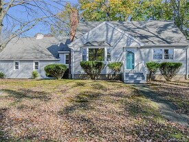 19 Leonard Pl in Trumbull, CT - Building Photo