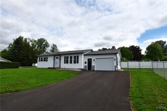 1401 Woodbury Dr in Utica, NY - Foto de edificio - Building Photo