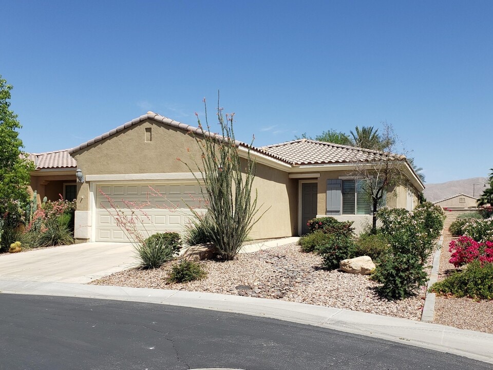 81968 Avenida Bienvenida in Indio, CA - Foto de edificio