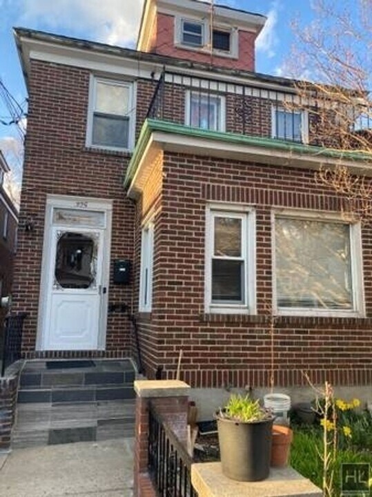 325 E 238th St in Bronx, NY - Building Photo