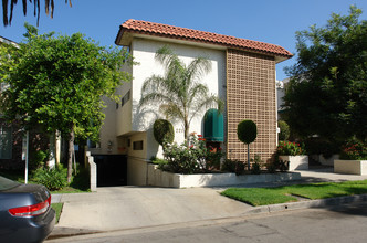 221 W Tujunga Ave in Burbank, CA - Building Photo - Building Photo