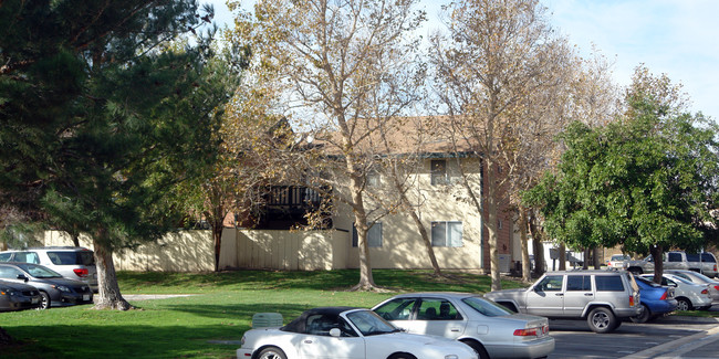 2652 Shadow Hills Dr in San Bernardino, CA - Foto de edificio - Building Photo