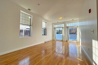 8 Barton Sq, Unit 2 in Salem, MA - Building Photo - Building Photo