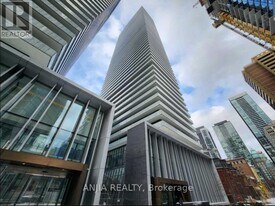 50 Charles St E in Toronto, ON - Building Photo