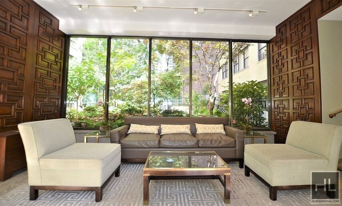 EAST 49 STREET and 2nd Ave. in New York, NY - Foto de edificio