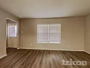 7007 Capeshaw in San Antonio, TX - Foto de edificio - Building Photo