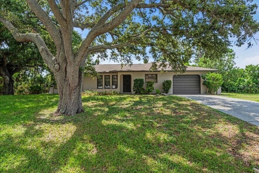 331 Burke Rd in Venice, FL - Building Photo