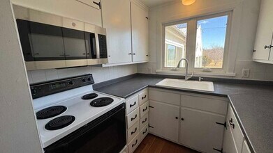 11 Elm St, Unit 1 in Southampton, MA - Building Photo - Building Photo