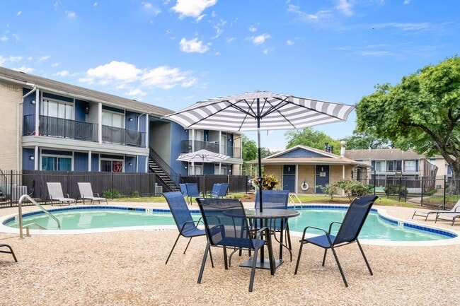 Pine Creek Apartments in Houston, TX - Foto de edificio - Building Photo
