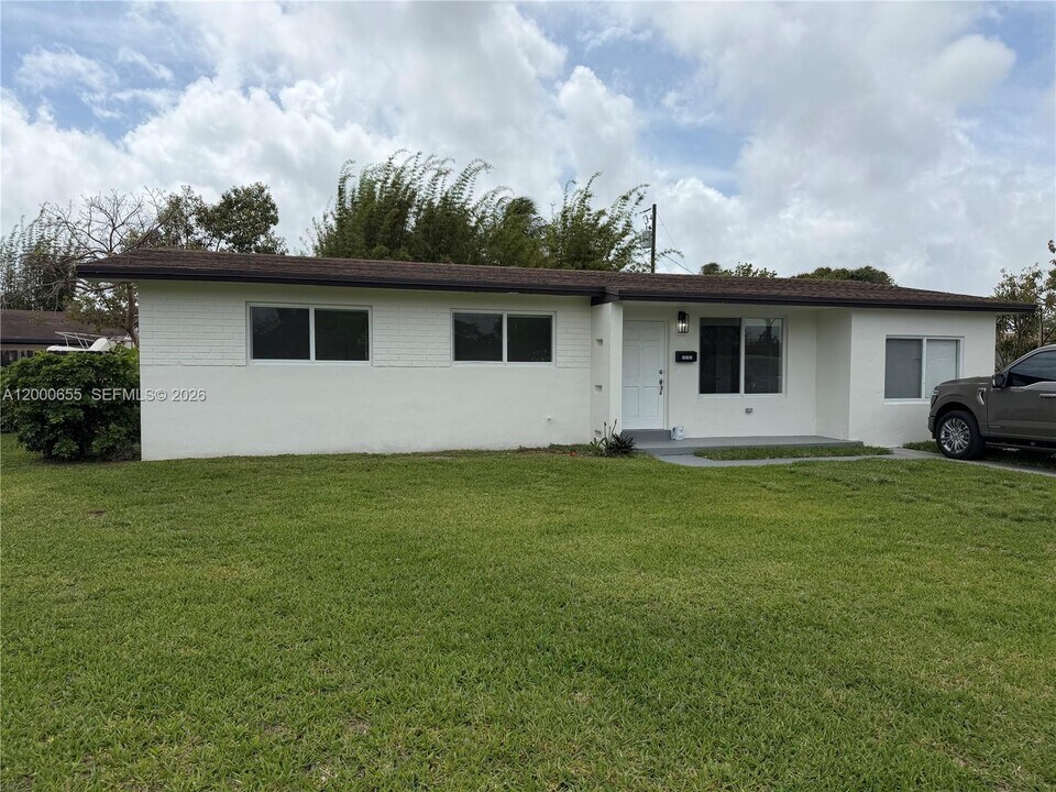 19701 Christmas Rd in Cutler Bay, FL - Building Photo