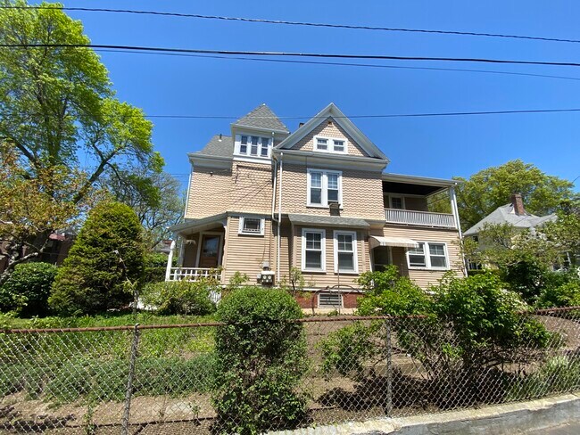 211 Holland St, Unit 2 in Somerville, MA - Foto de edificio - Building Photo