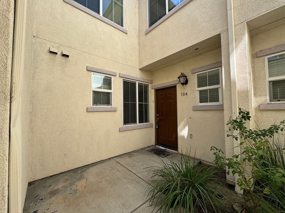 15325 Oak Tree Dr in Lake Elsinore, CA - Building Photo