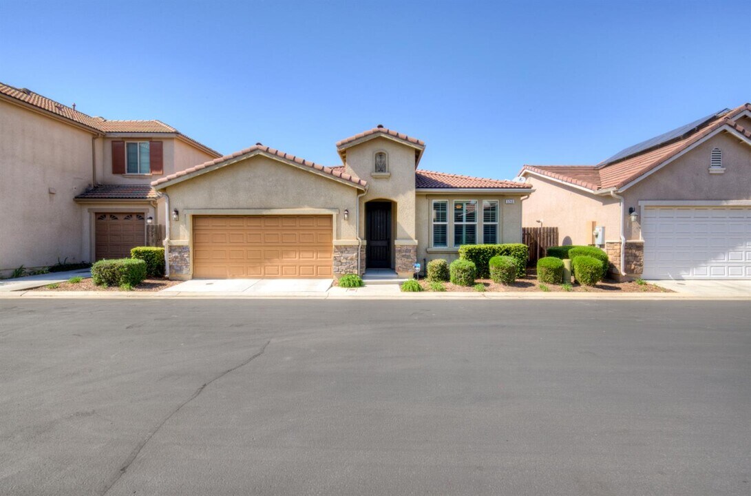 3260 Alps Ln in Clovis, CA - Building Photo