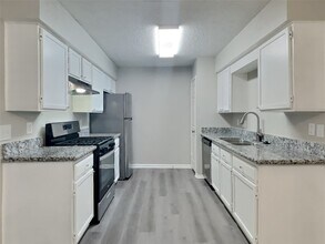 15 S Drifting Leaf Ct in Spring, TX - Building Photo - Building Photo