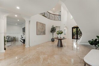 5655 Pine Tree Dr in Miami Beach, FL - Foto de edificio - Building Photo