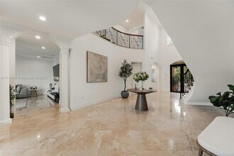 5655 Pine Tree Dr in Miami Beach, FL - Building Photo - Building Photo