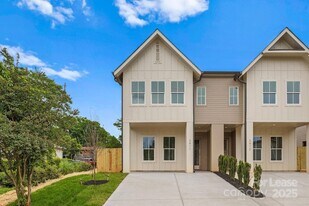 2411 Pruitt St in Charlotte, NC - Building Photo