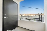 ST Townhomes at Romaine in Los Angeles, CA - Building Photo - Building Photo