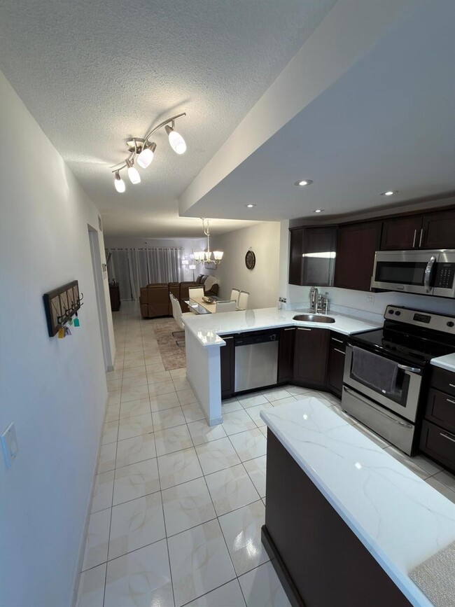 450 Paradise Isle Blvd, Unit 201 in Hallandale Beach, FL - Building Photo - Building Photo