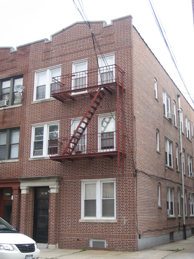 42-17 164th St in Flushing, NY - Foto de edificio - Building Photo