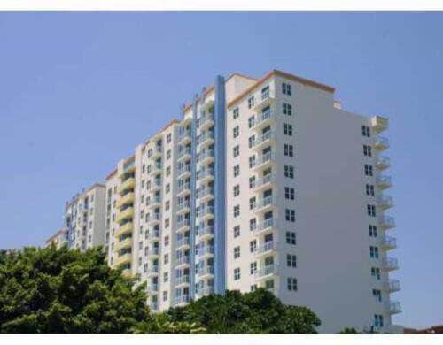 3000 SW 22nd St in Miami, FL - Foto de edificio - Building Photo