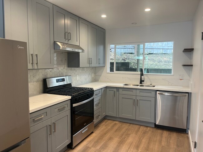 411 Lawrence Dr, Unit 411 Lawrence #B