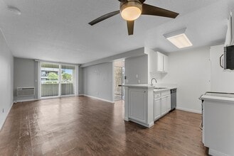 Serena Vista Apartments in Fountain Valley, CA - Building Photo - Building Photo
