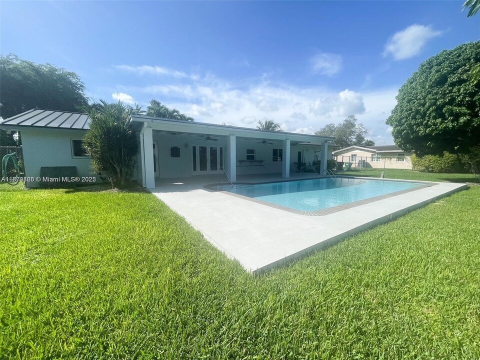 8785 SW 176th Terrace in Palmetto Bay, FL - Building Photo