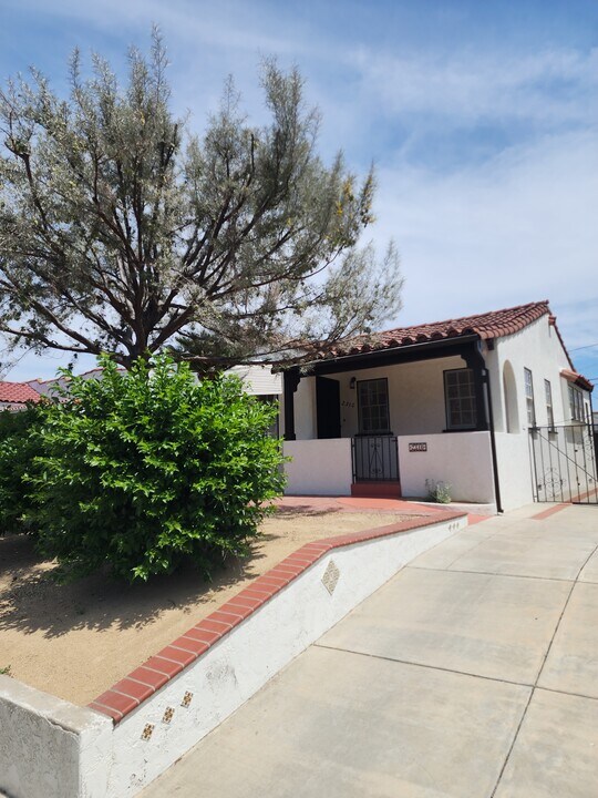 2310 Fernleaf St in Los Angeles, CA - Foto de edificio