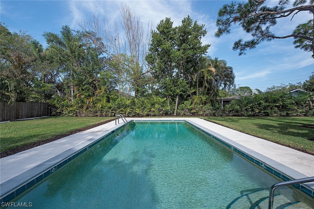 1281 Diana Ave in Naples, FL - Building Photo