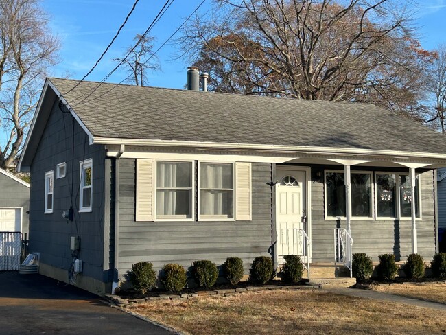 557 Lloyd Rd in Toms River, NJ - Foto de edificio - Building Photo