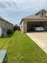 1708 Village Creek Ln in Denton, TX - Foto de edificio - Building Photo