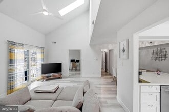 3904 Fenwick Ln in Mount Laurel, NJ - Foto de edificio - Building Photo