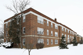 Van Aken Court in Cleveland, OH - Foto de edificio - Building Photo