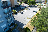 Three Horizons East in North Miami, FL - Foto de edificio - Building Photo