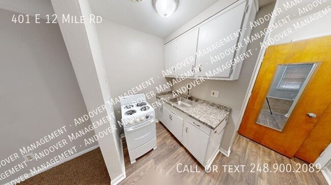 401 E Twelve Mile Rd in Royal Oak, MI - Building Photo - Building Photo