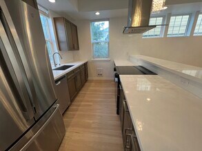 5621 Fauntleroy Way SW, Unit C in Seattle, WA - Building Photo - Building Photo