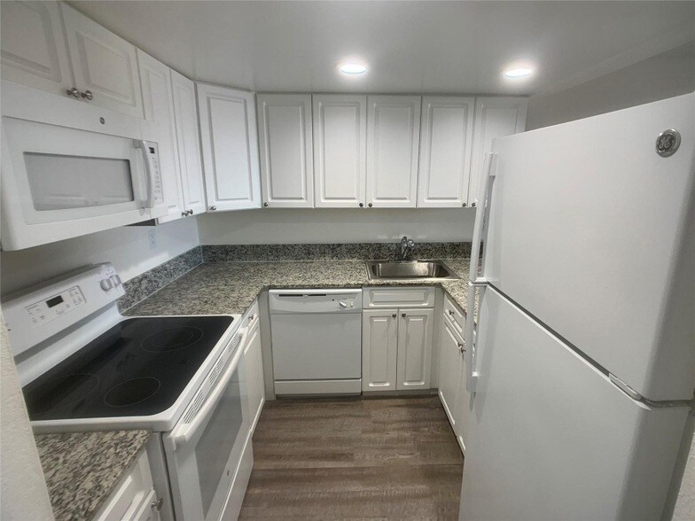 19455 NE 10th Ave, Unit 3-414 in North Miami Beach, FL - Foto de edificio