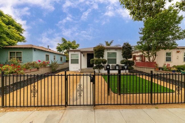218 E Hullett St, Unit Front