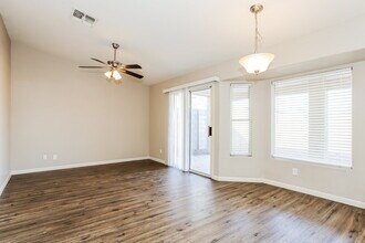 1611 S 63rd Dr in Phoenix, AZ - Foto de edificio - Building Photo